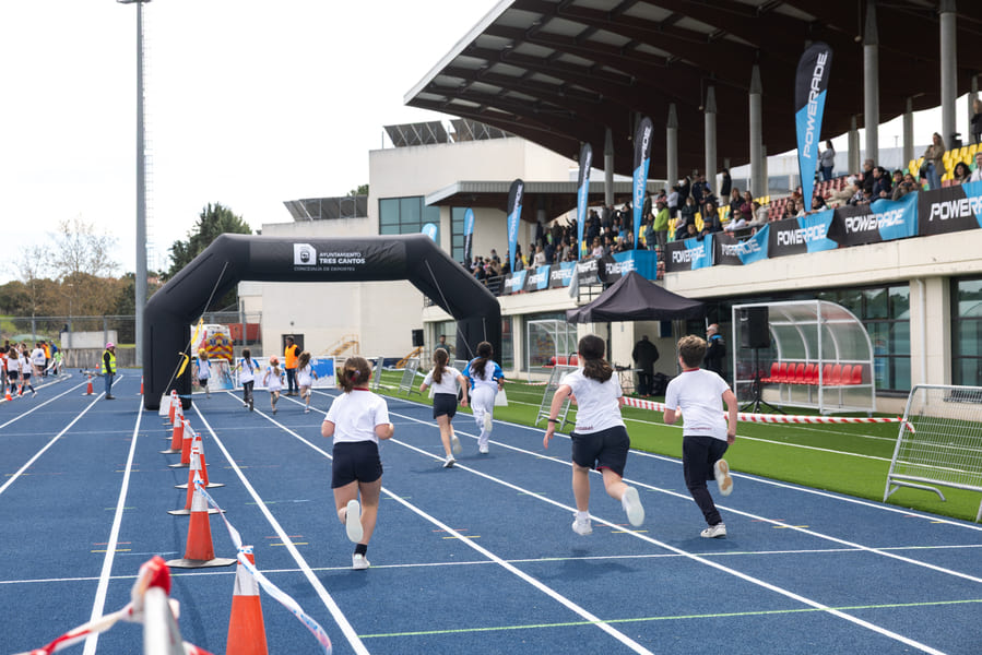 Escolares participando en el II Cross Escolar de Tres Cantos en el Centro Deportivo Gabriel Parellada