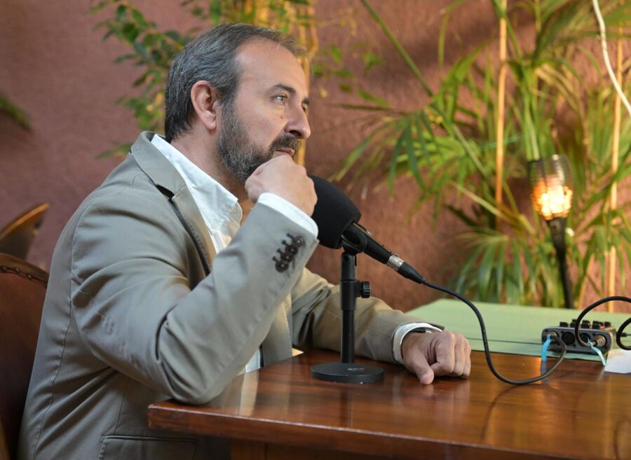 Alejandro de Vox durante entrevista sobre elecciones en San Sebastián de los Reyes