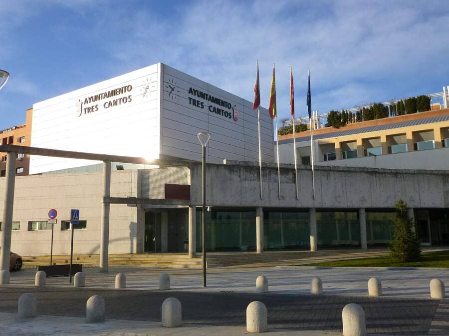 Fachada del Ayuntamiento de Tres Cantos iluminada de azul cian por el Día Mundial de la Enfermedad de Behçet