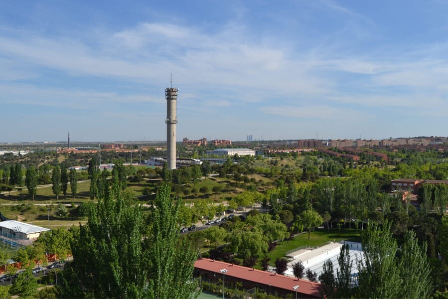 Informe regional confirma que la calidad del aire en Tres Cantos se mantiene ampliamente por debajo de los límites legales y sin riesgos para la salud.