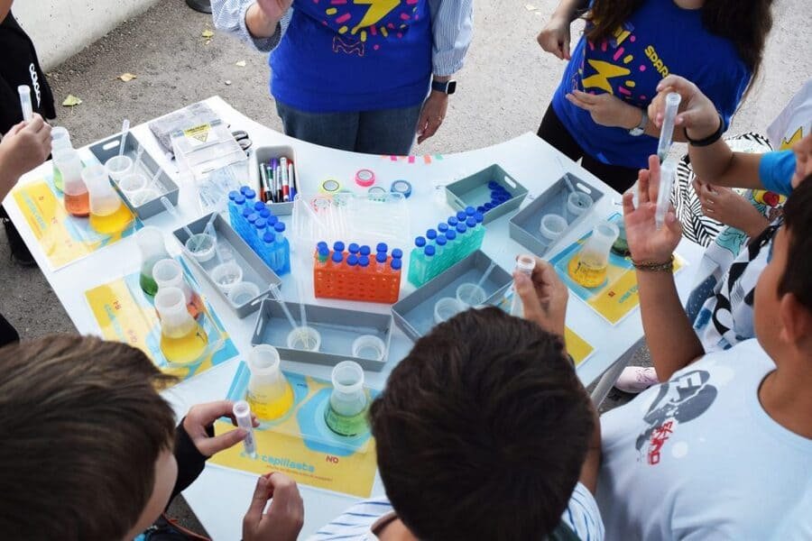 Estudiantes participando en los talleres interactivos de ciencia del Curiosity Cube de Merck en Tres Cantos.