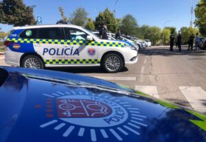 Durante el periodo estival, los vecinos de la localidad podrán disfrutar de sus merecidas vacaciones con total tranquilidad. Y es que, en un gesto que demuestra el compromiso del nuevo equipo de gobierno de Lucia S .Fernández y la Policía Municipal con la seguridad de todos, la Policía Municipal ofrecerá a los residentes la posibilidad de dejar sus llaves en buenas manos mientras se encuentran fuera de casa.