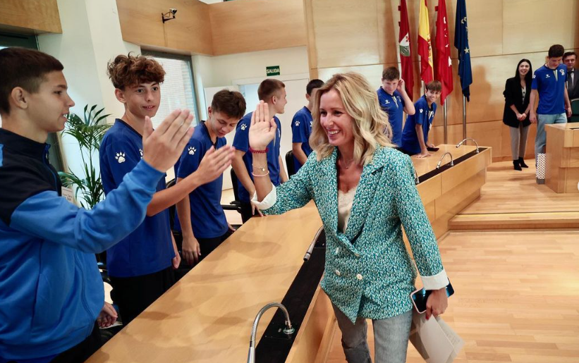 Rocío G Alcántara Traje de chaqueta y jeans