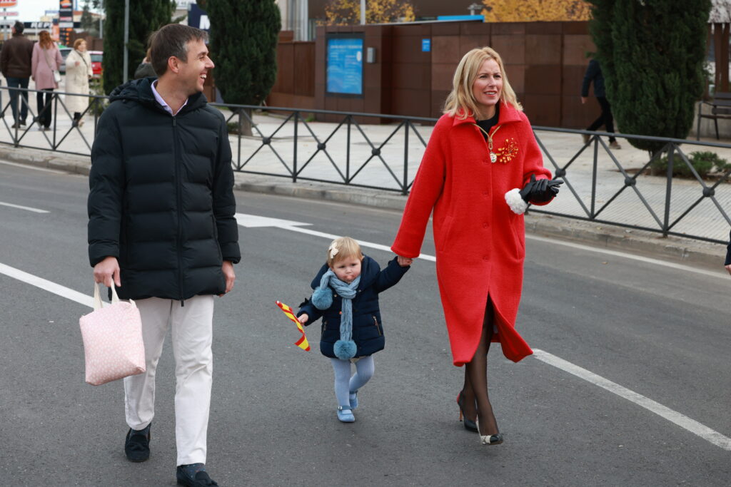 Rocío G Alcántara vestido ABRIGO ROJO