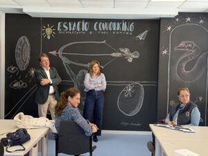 Alcalde de Tres Cantos Jesús Moreno visitando el espacio de coworking municipal en la Factoría Cultural junto a emprendedores