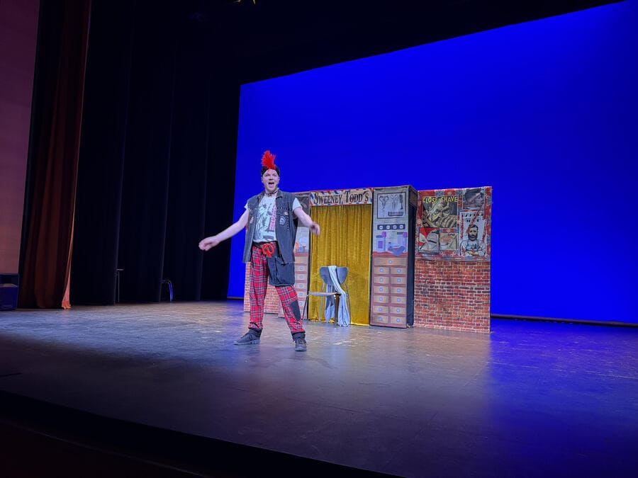 Escolares de Tres Cantos asistiendo al programa educativo Teatro en inglés en el Centro Cultural Adolfo Suárez