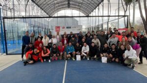 Participantes del torneo solidario de pádel Cruz Roja en Pádel Campus 23 con patrocinadores
