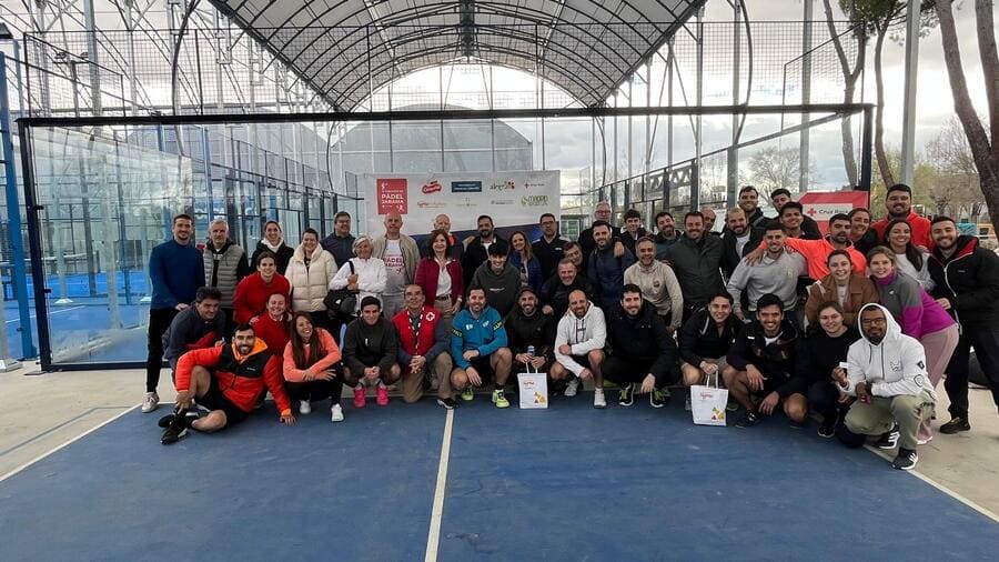 Participantes del torneo solidario de pádel Cruz Roja en Pádel Campus 23 con patrocinadores