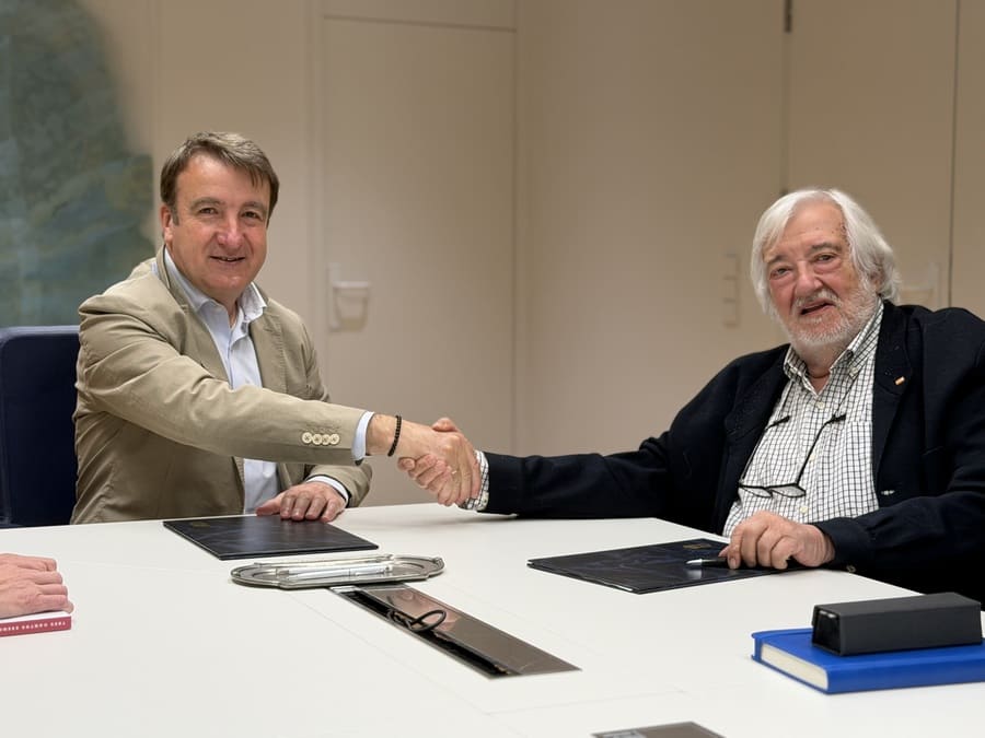 Firma del convenio entre Ayuntamiento de Tres Cantos y AMI-3