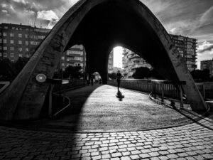 ‘Bajo el arco’ es la imagen ganadora del concurso social de la Agrupación Fotográfica de San Sebastián de los Reyes