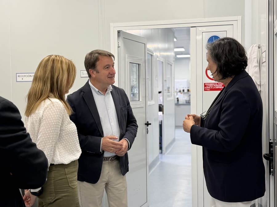 Jesús Moreno durante su visita a QUBE Science Park en Tres Cantos