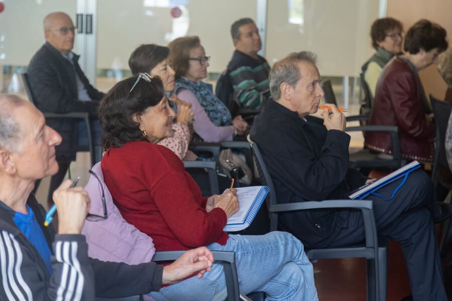Jesús Moreno en la asamblea de mayores de Tres Cantos en el Centro Antonio Somalo