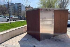Aseos públicos autolimpiables gratuitos en San Sebastián de los Reyes accesibles y modernos en espacio urbano
