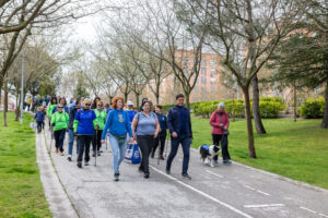 Caminata por el autismo en Tres Cantos con participantes vestidos de azul