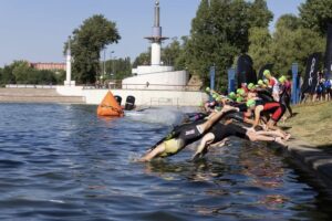 Participantes durante el Triatlón de Tres Cantos 2026 en el Parque Central”