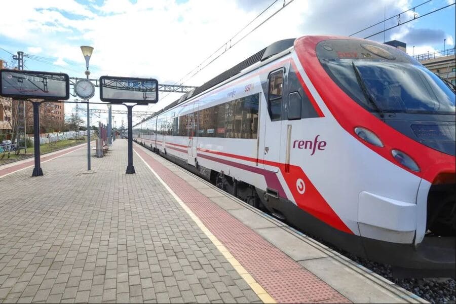 Pasajeros de Cercanías Madrid afectados por el cierre de la estación de Sol en la línea C-4
