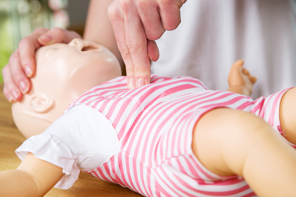 Taller de primeros auxilios sobre bebés y niños en la Casa de la Mujer de Alcobendas