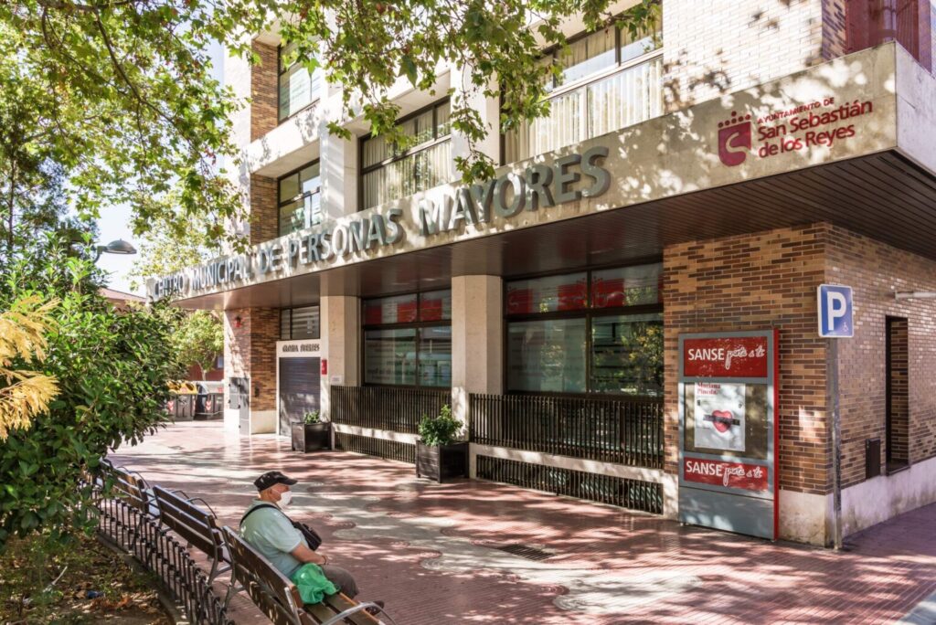 PP y PSOE Sanse se enzarzan sobre el espacio de la antigua piscina del Centro de Mayores Gloria Fuertes