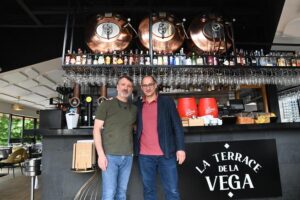 Terraza y platos de La Terrace de la Vega, restaurante de cocina a la brasa en Alcobendas