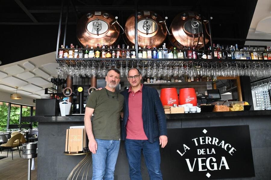 Terraza y platos de La Terrace de la Vega, restaurante de cocina a la brasa en Alcobendas