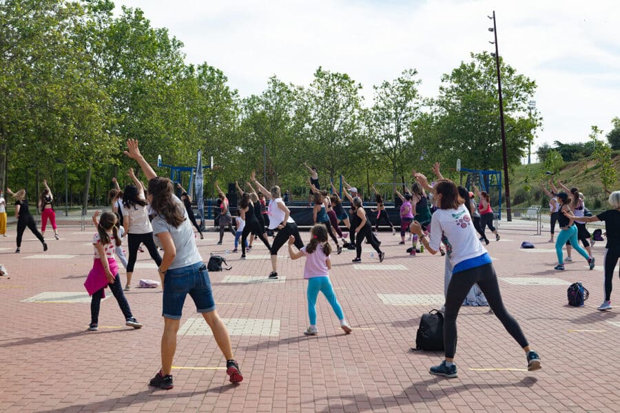 Familias disfrutando de actividades y eventos deportivos en Tres Cantos durante el Día de la Familia