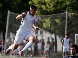 Jugadores del Rayo Ciudad de Alcobendas celebrando el ascenso a Tercera Federación tras una remontada histórica