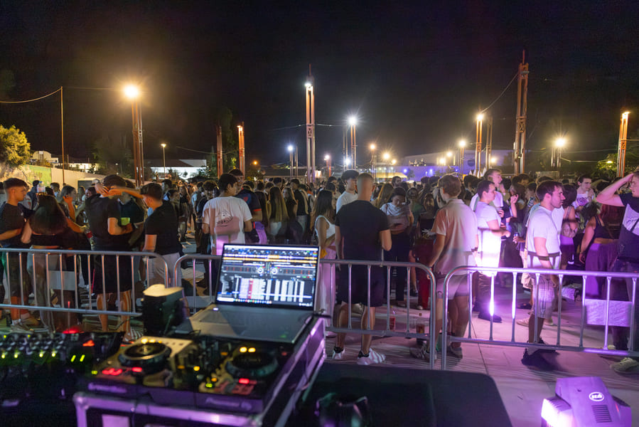 Vecinos disfrutando de las actividades de las Prefiestas de Tres Cantos 2026 antes del inicio de las Fiestas Patronales.