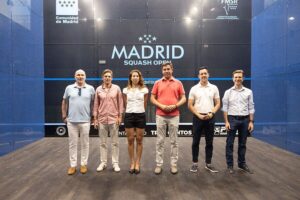 Jugadores, autoridades y organizadores durante la inauguración del Madrid Squash Open 2026 en el Polideportivo de La Luz de Tres Cantos.