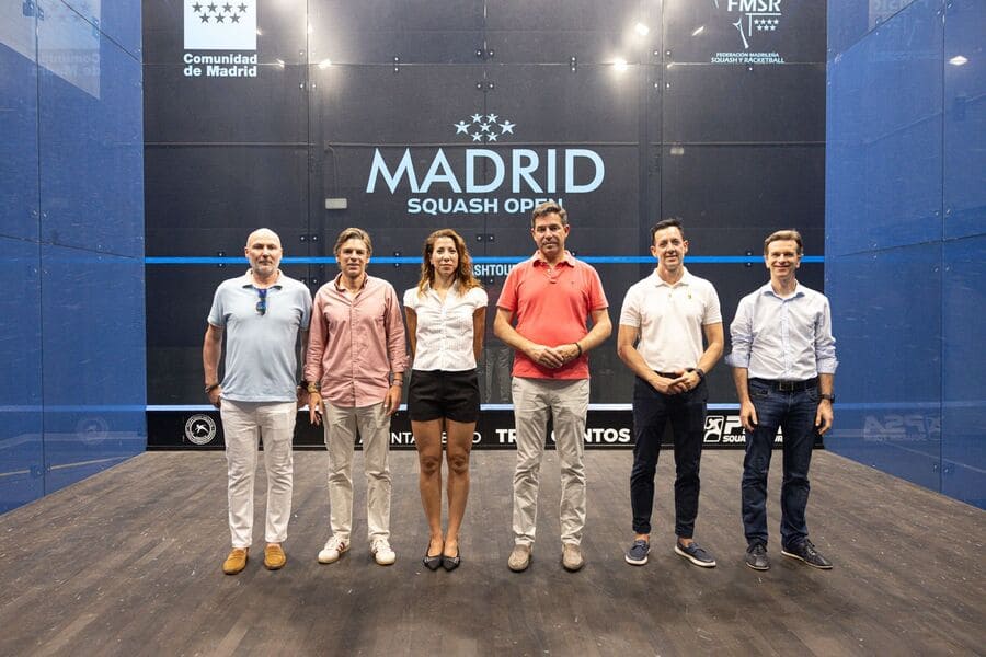 Jugadores, autoridades y organizadores durante la inauguración del Madrid Squash Open 2026 en el Polideportivo de La Luz de Tres Cantos.