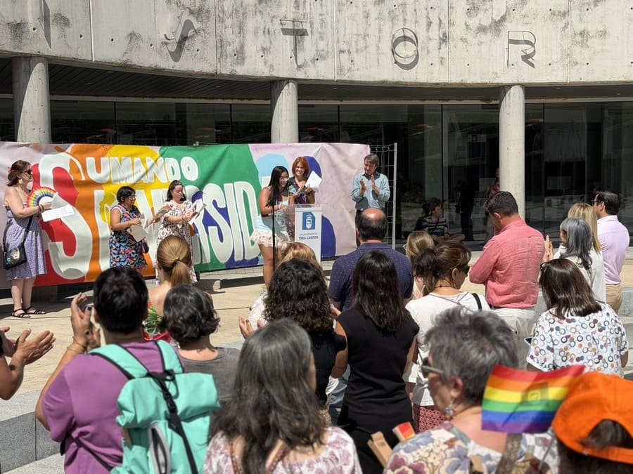Lectura del manifiesto institucional por el Día del Orgullo LGTBIQA+ en el Ayuntamiento de Tres Cantos.