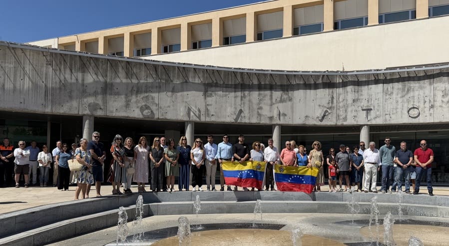 Minuto de silencio en Tres Cantos en solidaridad con Venezuela tras los terremotos de junio de 2026.