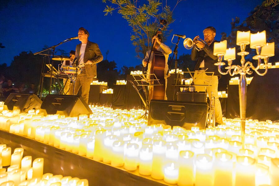 Concierto de Las Noches en La Rosaleda iluminado por miles de velas en Tres Cantos.