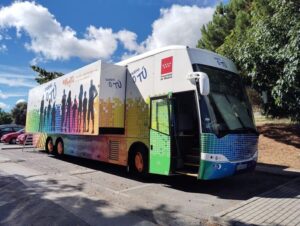 Autobús regional Drogas o Tú instalado en Tres Cantos para prevenir las adicciones entre jóvenes y familias.