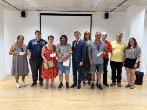 Alumnos del programa Así Mejor reciben sus diplomas de fin de curso junto al alcalde Jesús Moreno y la concejal Sonia Lolo en Tres Cantos.