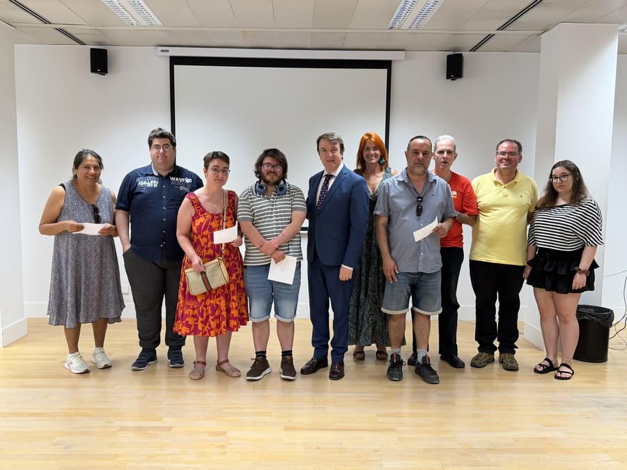 Alumnos del programa Así Mejor reciben sus diplomas de fin de curso junto al alcalde Jesús Moreno y la concejal Sonia Lolo en Tres Cantos.