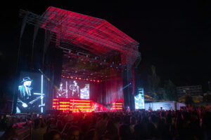 Miles de personas disfrutan de las Fiestas Patronales de San Juan 2026 en Tres Cantos durante uno de los conciertos multitudinarios del Recinto Ferial.