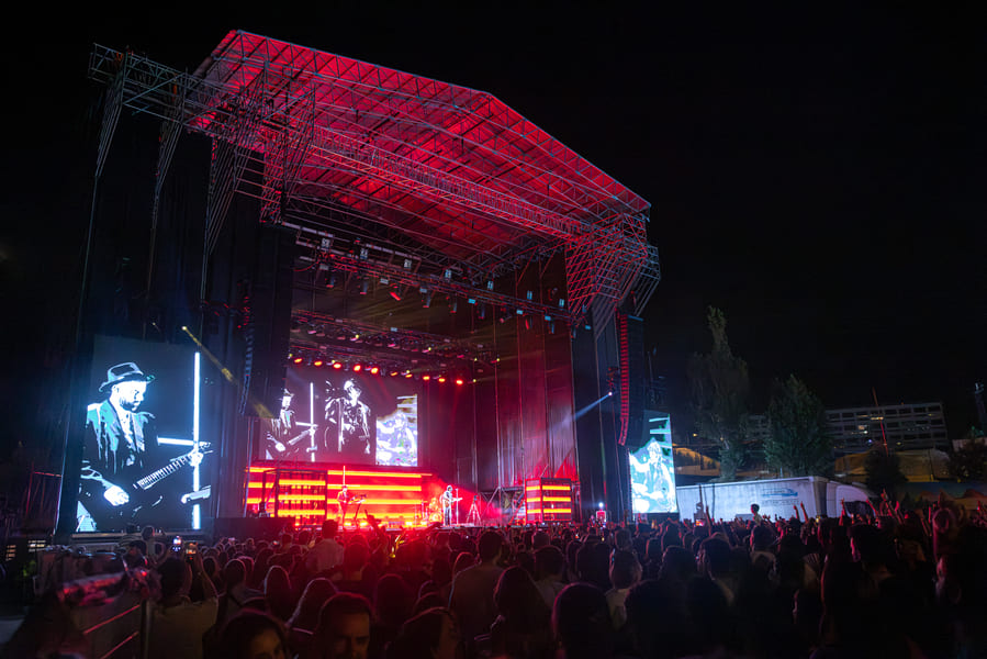 Miles de personas disfrutan de las Fiestas Patronales de San Juan 2026 en Tres Cantos durante uno de los conciertos multitudinarios del Recinto Ferial.