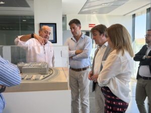 Jesús Moreno visita el Centro de Proceso de Datos de BBVA en Tres Cantos junto a responsables municipales y directivos de la entidad.