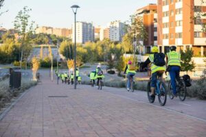 Escolares de Tres Cantos acuden al colegio en bicicleta y patinete gracias al programa Al cole en dos ruedas.