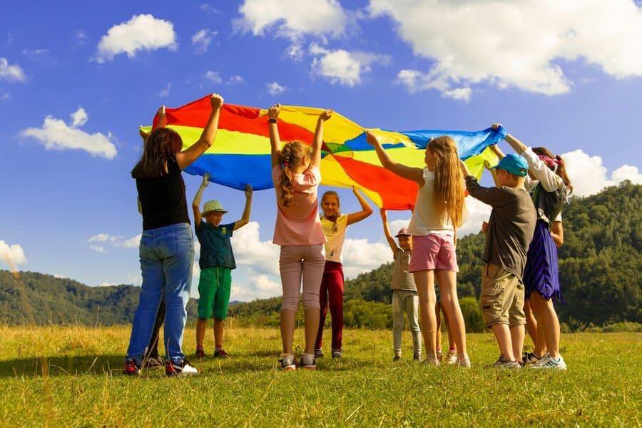 Guía de Actividades y Campamentos de Verano 2026 presentada por el Ayuntamiento de Tres Cantos con más de 40 propuestas para todas las edades.