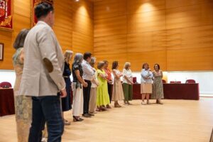 Profesionales de la educación homenajeados por el Ayuntamiento de Tres Cantos tras su jubilación en 2026.