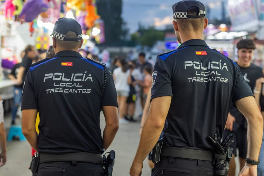 Agentes de Guardia Civil y Policía Local de Tres Cantos tras una operación conjunta contra robos con fuerza.