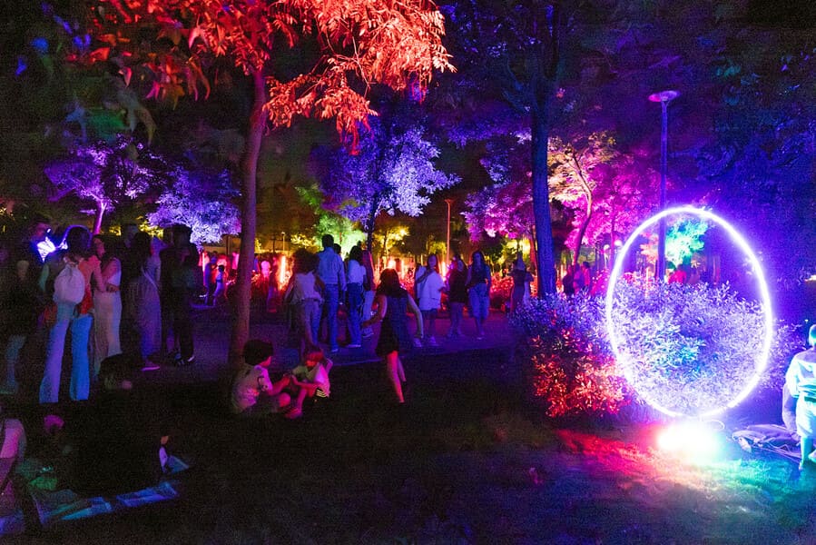 Tres Cantos celebra los días 5 y 6 de junio la III edición de Las Noches en La Rosaleda, con conciertos en directo, iluminación artística y más de 2.000 velas en el Parque Central.