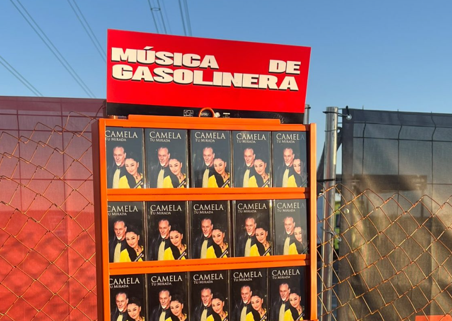 Camela presenta su nueva canción en una gasolinera de San Sebastián de los Reyes