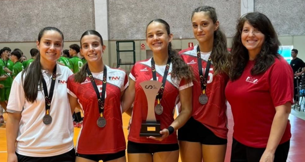 Tres jugadoras del Club Voleibol Sanse ganan la medalla de plata en el Campeonato de España por selecciones autonómicas