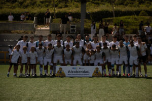 ugadores del RC Alcobendas celebran el título de liga tras lograr el ascenso a Tercera RFEF después de vencer 6-1 al AD Torrejón CF B.