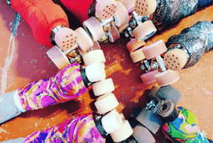 Patinadores del Club Rollart Sanse durante la Exhibición Fin de Curso 2026 en el Polideportivo Dehesa Boyal de San Sebastián de los Reyes.