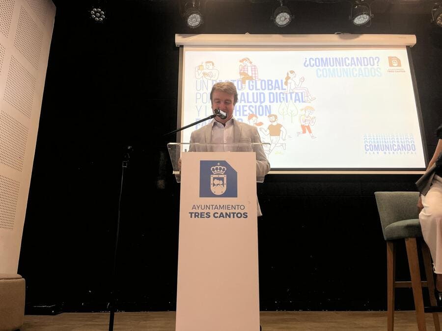 Presentación del Plan Municipal COMUNICANDO en Tres Cantos para fomentar la salud digital y la cohesión familiar.