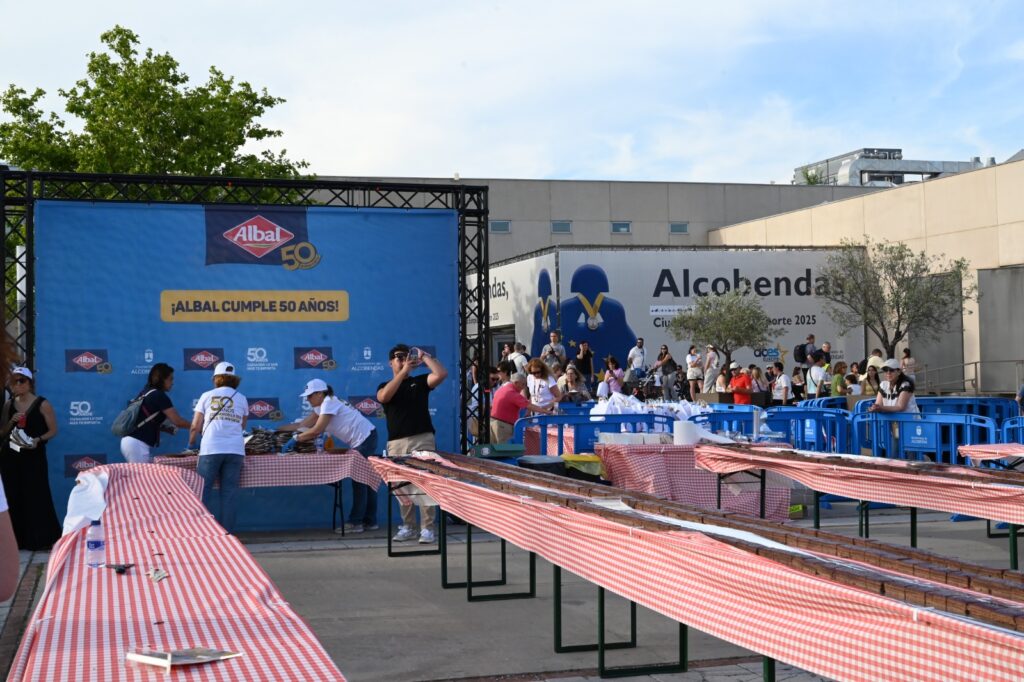 Alcobendas bate el récord de la tarta más grande del mundo