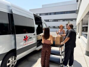 Entrega de cajas de ropa en la Residencia Valdeluz de Tres Cantos para mayores evacuados por los incendios de la Sierra Oeste.